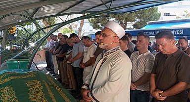 İzmir'de kazada hayatını kaybeden çift Manisa'da toprağa verildi