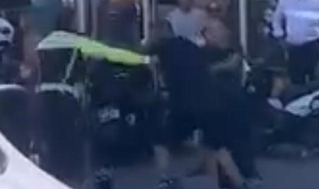 İzmir'de polise tekmeli yumruklu saldırı