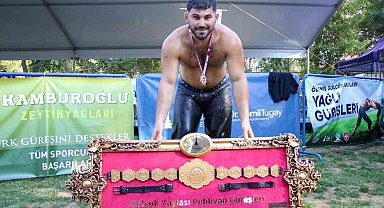 İzmir'in yağlı güreş şöleninde başpehlivan Erkan Taş oldu