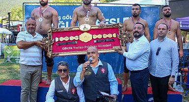 İzmir'in başpehlivanı belli oldu... Altın kemer sahibine teslim edildi
