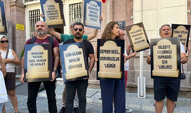 İzmirli kooperatif mağdurlarından Büyükşehir önünde mezar taşlı eylem