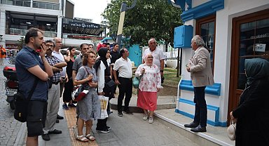 İzmit'te şair ve yazar dernekleri Edebiyat Sokağı'nda dinledi