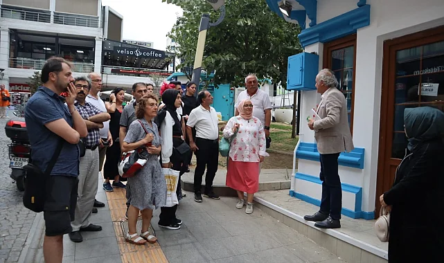İzmit'te şair ve yazar dernekleri Edebiyat Sokağı'nda dinledi