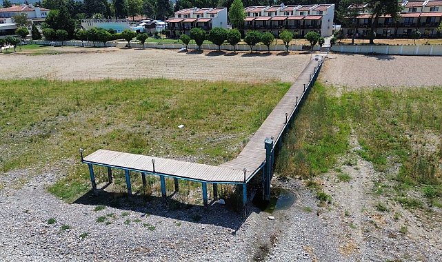 İznik Gölü'nün en büyük iskelesi karada kaldı