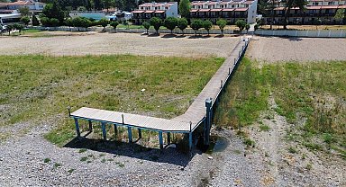 İznik Gölü'nün en büyük iskelesi karada kaldı