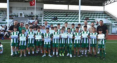 İznikspor Yaz Futbol Okulu'nda sertifika heyecanı