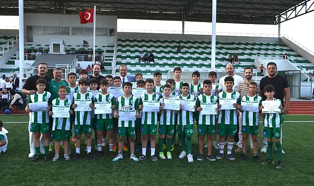İznikspor Yaz Futbol Okulu'nda sertifika heyecanı