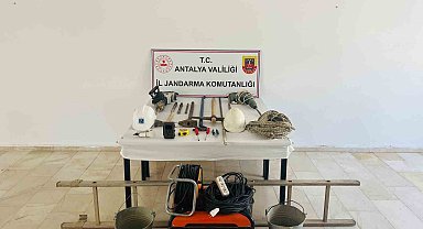 Jandarma, Serik'te definecileri suçüstü yakaladı