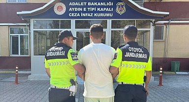 Jandarmanın dikkati sayesinde aranan şahıs yakalandı