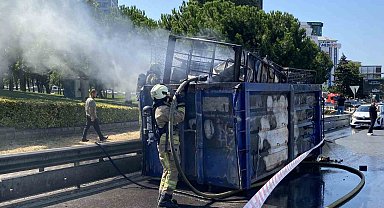 Kadıköy'de hurda yüklü kamyonun dorsesi alev alev yandı