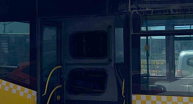 Kadıköy'de İETT otobüsünün motor kısmında yangın çıktı