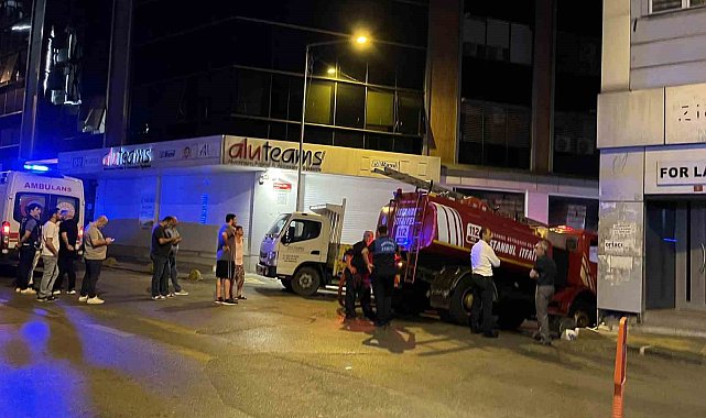 Kağıthane'de 5 katlı iş merkezinin çatısında yangın çıktı