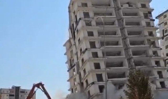 Kahramanmaraş'ta hasarlı bina böyle yıkıldı