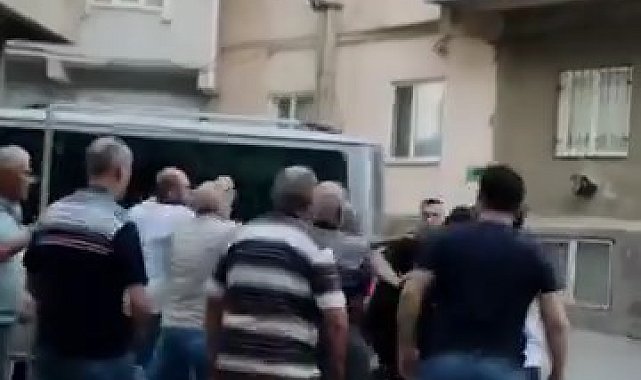 Kalabalığın ortasında tekme tokat dövdüler