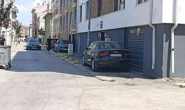 Kaldırım işgalini beton dubalar bile engelleyemiyor