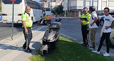 Kaldırımdaki trafik levhasına çarpan motorlu bisikletin sürücü yaralandı