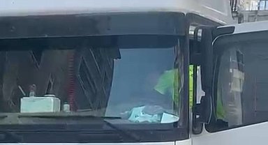 Kalp krizi geçiren tır sürüsü otomobile çarptı: 2 yaralı