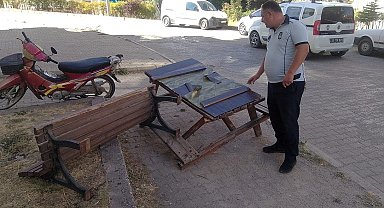 Kamu malına zarar veren şahıs güvenlik kamerasına takıldı
