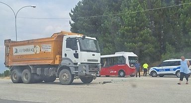 Kamyon ile minibüs çarpıştı 4 kişi yaralandı