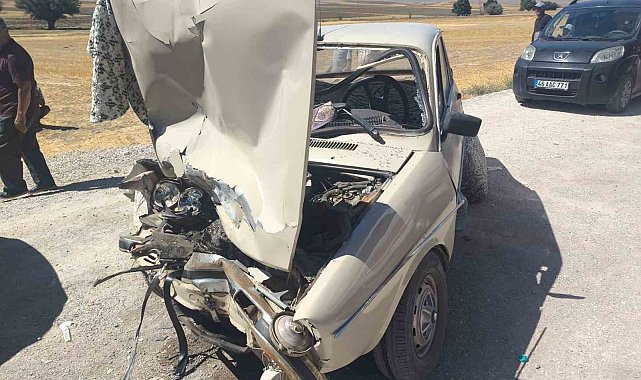 Kamyonet ile otomobil çarpıştı: 2 yaralı