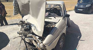 Kamyonet ile otomobil çarpıştı: 2 yaralı
