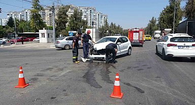 Kamyonet ile otomobil kavşakta çarpıştı: 1 yaralı