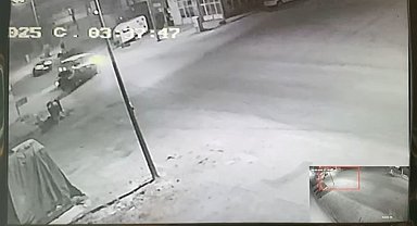 Kamyonet otomobille kafa kafaya çarpıştı: 1'i ağır 2 yaralı