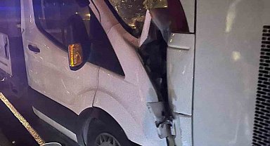 Kamyonet ve yolcu otobüsünün çarpışmasında 7 kişi yaralandı