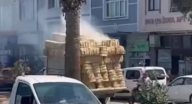 Kamyonetin kasasındaki balyalar alevlere teslim oldu, müdahale etmek isteyen sürücü yaralandı