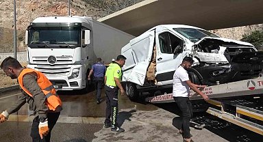 Kamyonetin kavşakta tırla çarpıştığı kaza kamerada