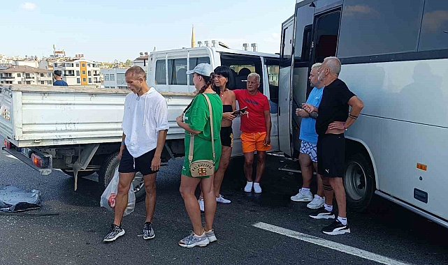 Kamyonetten düşen malzemeleri toplamak isterken zincirleme kazaya sebep oldu:1 yaralı