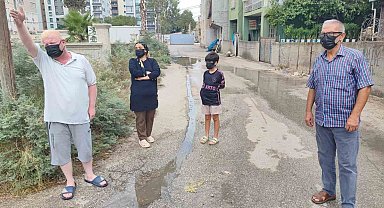 Kanalizasyon taştı, vatandaş sokağa maskesiz çıkamaz hale geldi