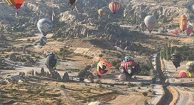 Kapadokya'da Balon Festivali başladı: 27 ülkeden 38 balon gökyüzünü süsledi