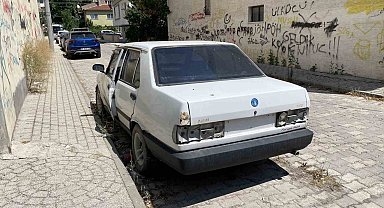Kapısı açık ve plakasız hurda otomobil dikkat çekti