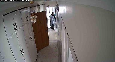 Kapıyı tıklatıp eve giren soyguncu kadınlar, kamerayı görünce panikledi