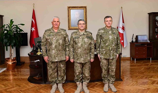 Kara Kuvvetleri Komutanı Orgeneral Bayraktaroğlu 2 ve 3'üncü Ordu Komutanlıklarında düzenlenen devir teslim törenlerine katıldı