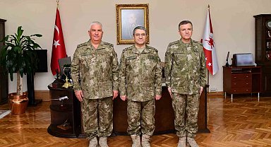 Kara Kuvvetleri Komutanı Orgeneral Bayraktaroğlu 2 ve 3'üncü Ordu Komutanlıklarında düzenlenen devir teslim törenlerine katıldı