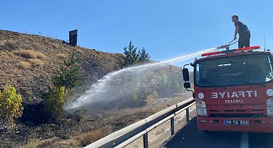 Karabük'te yol kenarında çıkan ot yangını söndürüldü