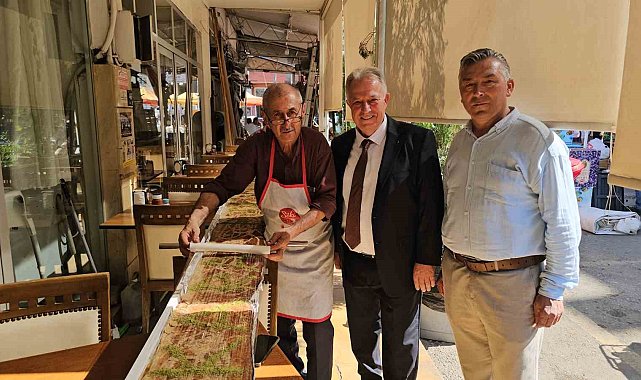 Karacasu'daki festivalde 13 buçuk metrelik tahinli pide yapıldı