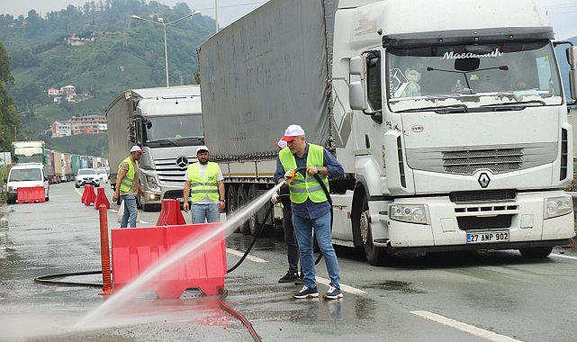 Karadeniz Sahil Yolu kenarına tırlardan atılan çöpleri gönüllü olarak temizlediler