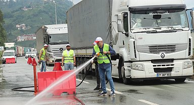 Karadeniz Sahil Yolu kenarına tırlardan atılan çöpleri gönüllü olarak temizlediler