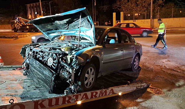 Karaman'da hafif ticari araç otomobille çarpıştı: 4 yaralı