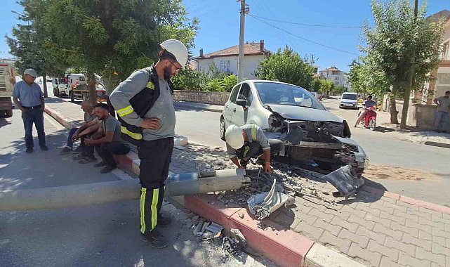 Karaman'da kediye çarpmamak için manevra yapan sürücünün otomobili aydınlatma direğini devirdi