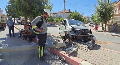 Karaman'da kediye çarpmamak için manevra yapan sürücünün otomobili aydınlatma direğini devirdi