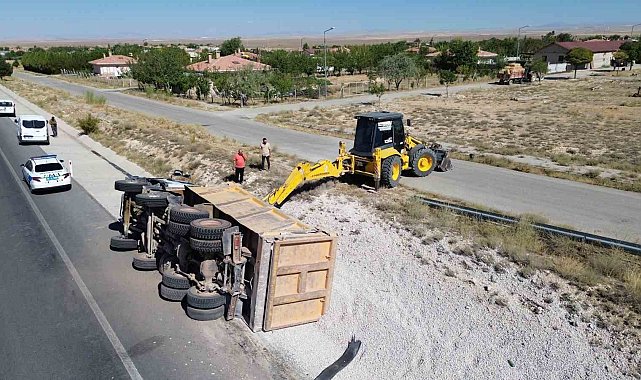 Karaman'da kontrolden çıkan mıcır yüklü kamyon devrildi: 1 yaralı