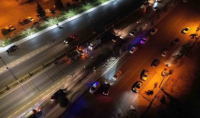 Karaman'da kontrolden çıkan minibüs, aydınlatma direği ve ağaçlara çarptı