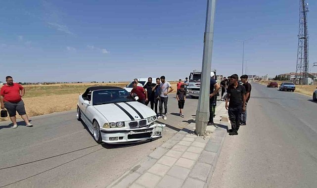 Karaman'da otomobil aydınlatma direğine çarptı: 1 yaralı