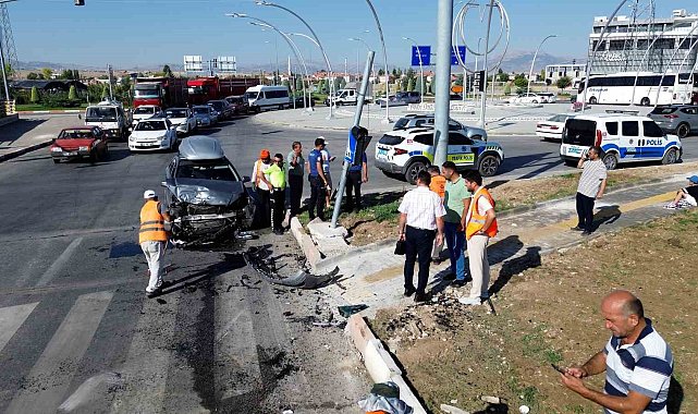 Karaman'da otomobil ile VİP minibüs çarpıştı: 6'sı Rus, 8 yaralı