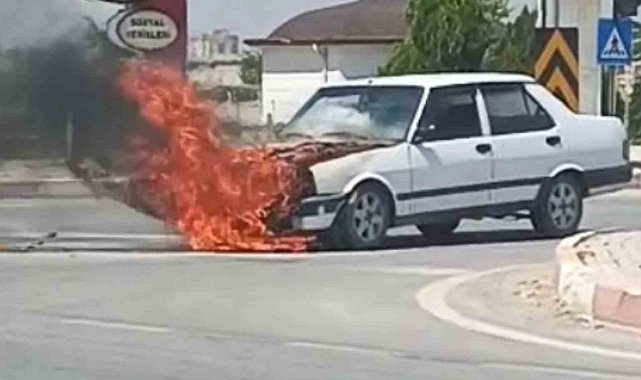 Karaman'da seyir halindeki otomobil alev alev yandı