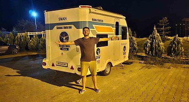 Karavanıyla Türkiye'yi gezen gezgin Van Gölü sahillerine ulaştı